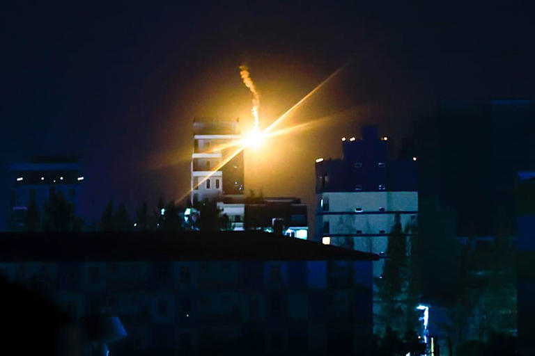 Bengalas de iluminación disparadas por las fuerzas militares tailandesas brillan en Poipet, Camboya, vistas desde Sa Kaeo, Tailandia, el viernes 26 de diciembre de 2025. Wason Wanichakorn/Copyright 2025 The AP. All rights reserved.