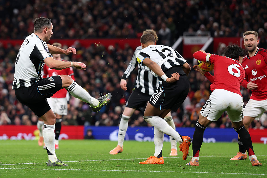 Gary Neville's bizarre explanation Newcastle United weren't given a ...