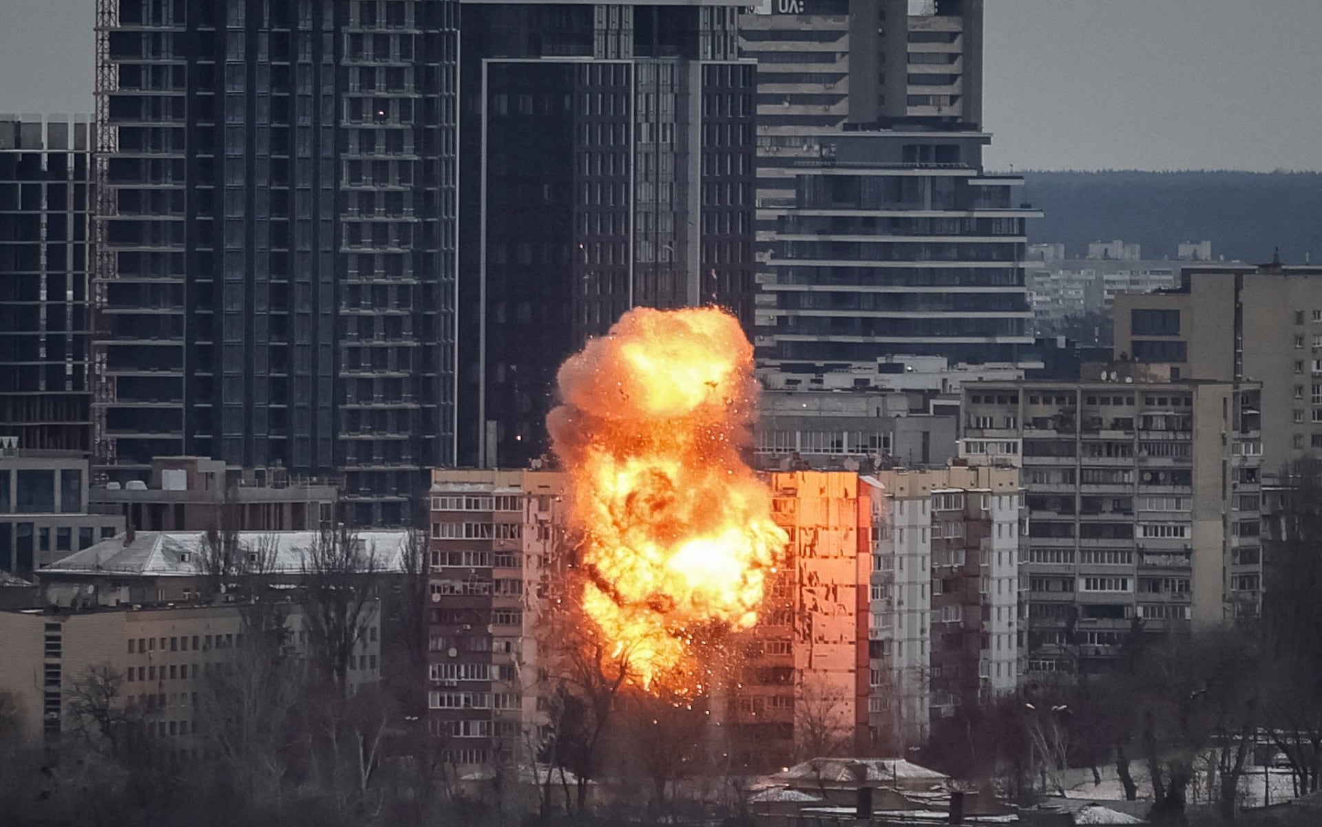 Huge Russian bombardment leaves Kyiv without power<br><br>
