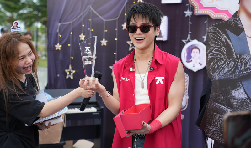 Hàng nghìn khán giả vây kín 30 anh trai