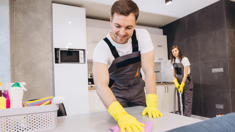 What is an appropriate amount to pay a house cleaner in 2026?