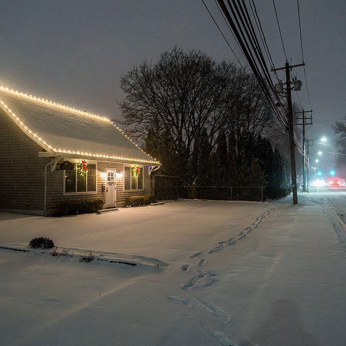 Winter storm snarls thousands of flights. Maps show the latest forecast<br><br>