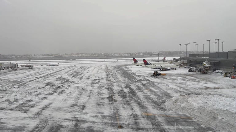 Los retrasos y cancelaciones de vuelos se acumulan en JFK y LaGuardia mientras las tormentas de nieve bloquean los viajes posteriores a Navidad en el noreste.