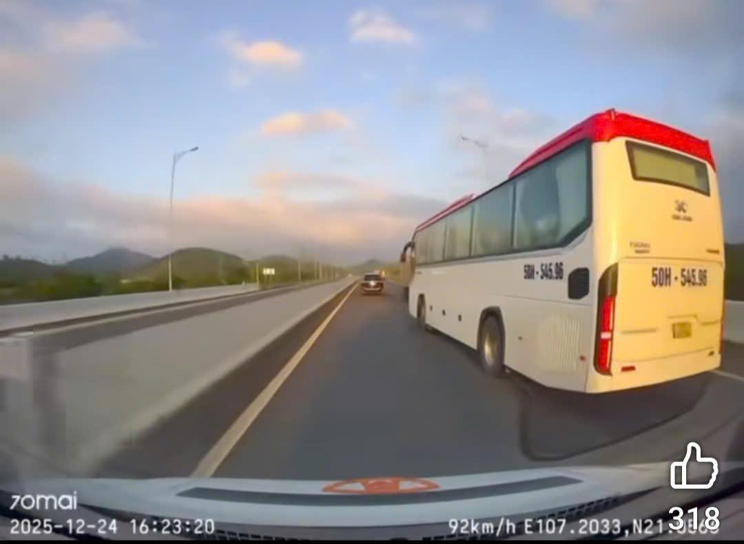 Từ clip mạng xã hội, CSGT xử lý xe khách vượt ẩu trên cao tốc