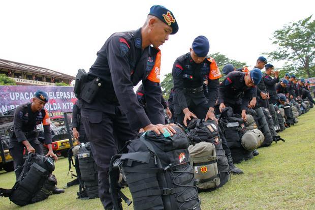 Personel Brimob terus bersihkan rumah warga dan bangun saluran air di Sumbar
