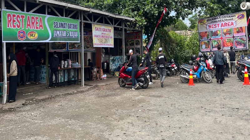 Relawan BPK Kampung Negara Sediakan Rest Area di Sei Baras untuk Jemaah Haul Abah Guru Sekumpul