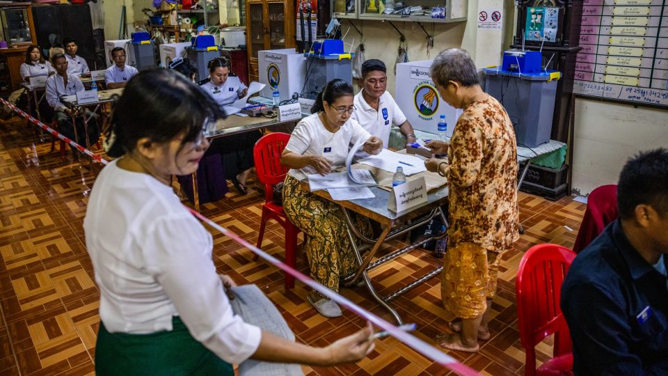 La junta militar de Myanmar celebra elecciones mientras la guerra civil desatada por el golpe de Estado continúa