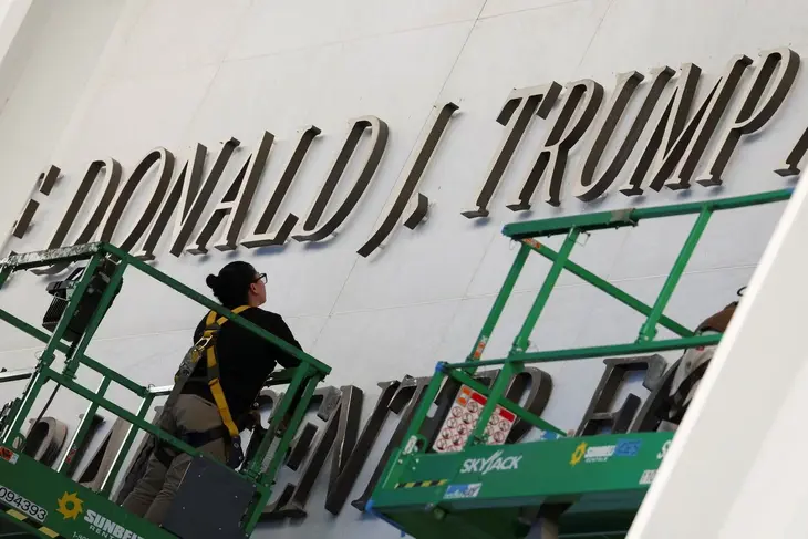 Nghệ sĩ hủy 'sô' vì ông Trump, bị bồi thường 1 triệu USD