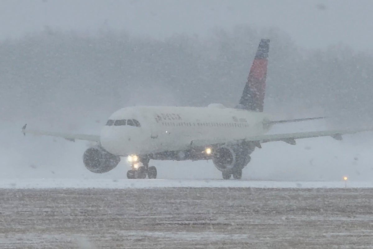 Thousands of flights delayed or canceled as snow sweeps northeast