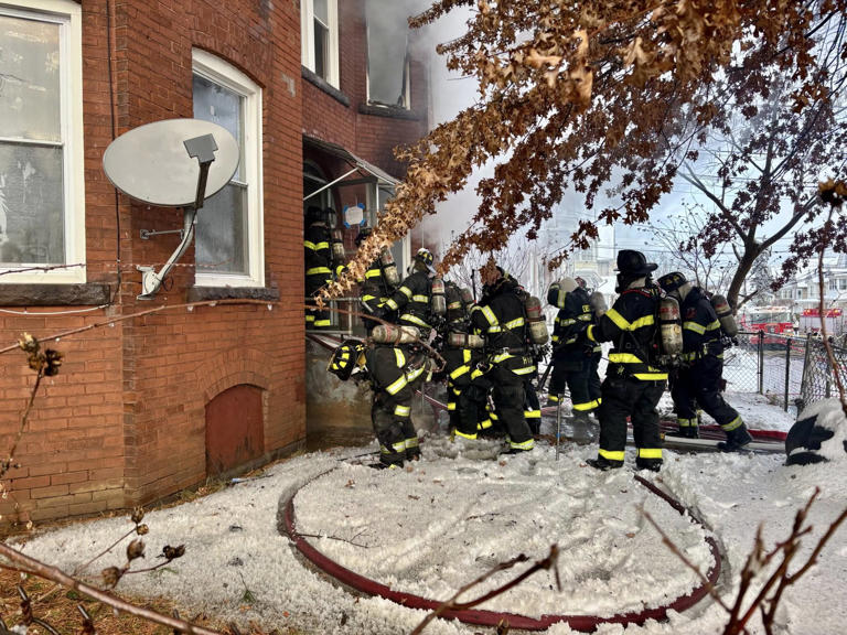1 dog dead, 6 families displaced after apartment fire in Hartford