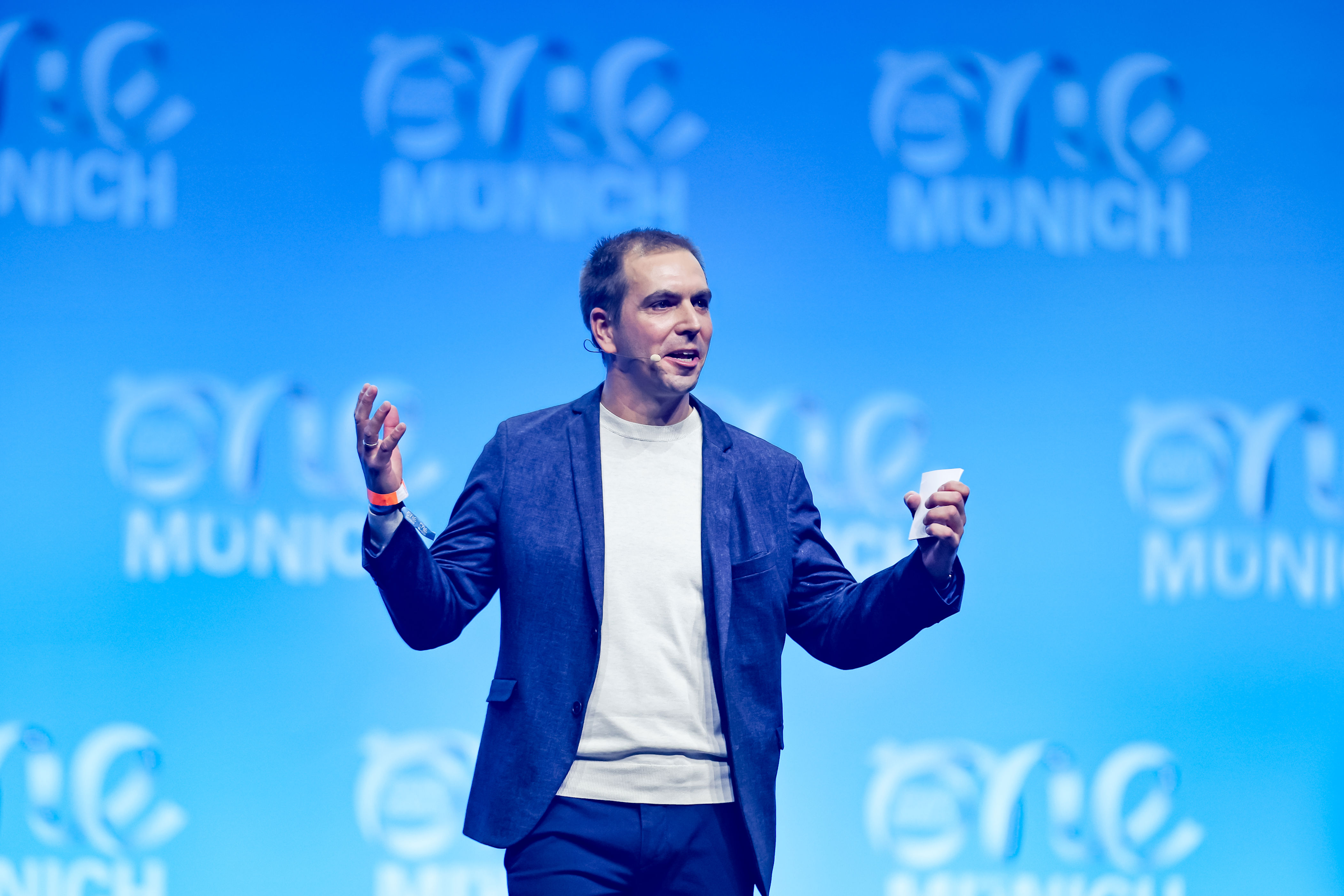 La leyenda del Bayern Múnich elogia a Vincent Kompany por traer tranquilidad al equipo