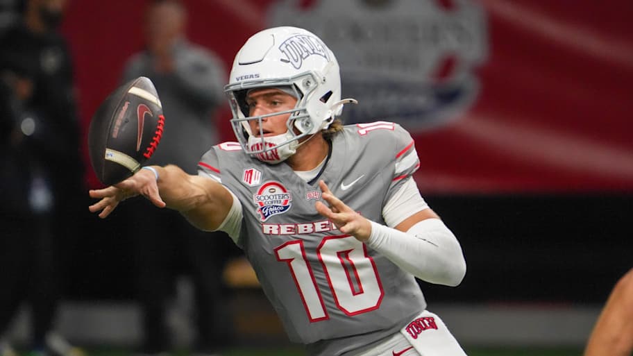 4,000-yard QB heavily linked to major college football program in ...