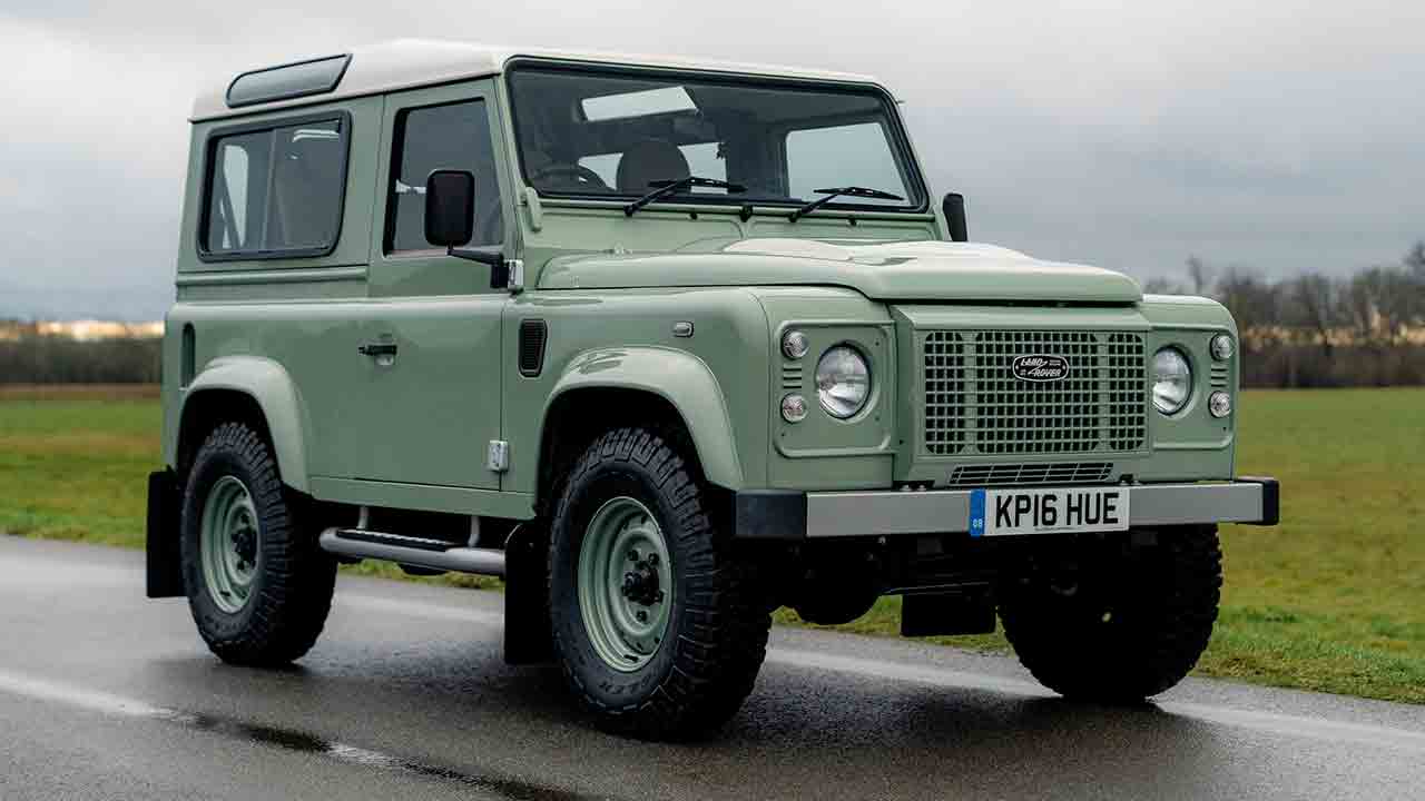 Last Land Rover Defender Heritage Edition goes to auction and becomes a ...
