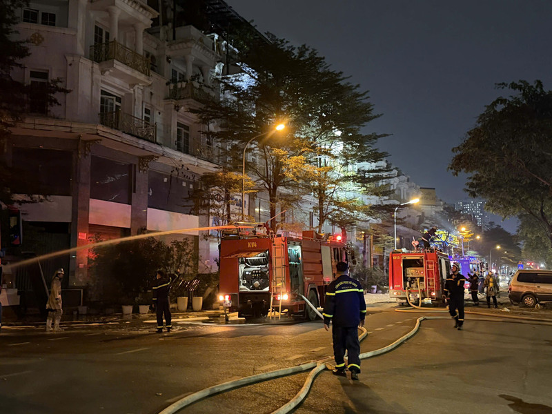 Hà Nội: Lửa cháy ngùn ngụt tại dãy biệt thự liền kề Geleximco trên đường Lê Trọng Tấn