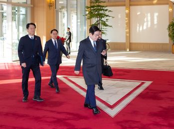 Presidential office to formally return to Blue House at midnight Sunday<br><br>