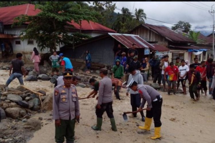 Banjir Bandang Maninjau Sumbar, Warga Panik Lari Keluar Bangunan