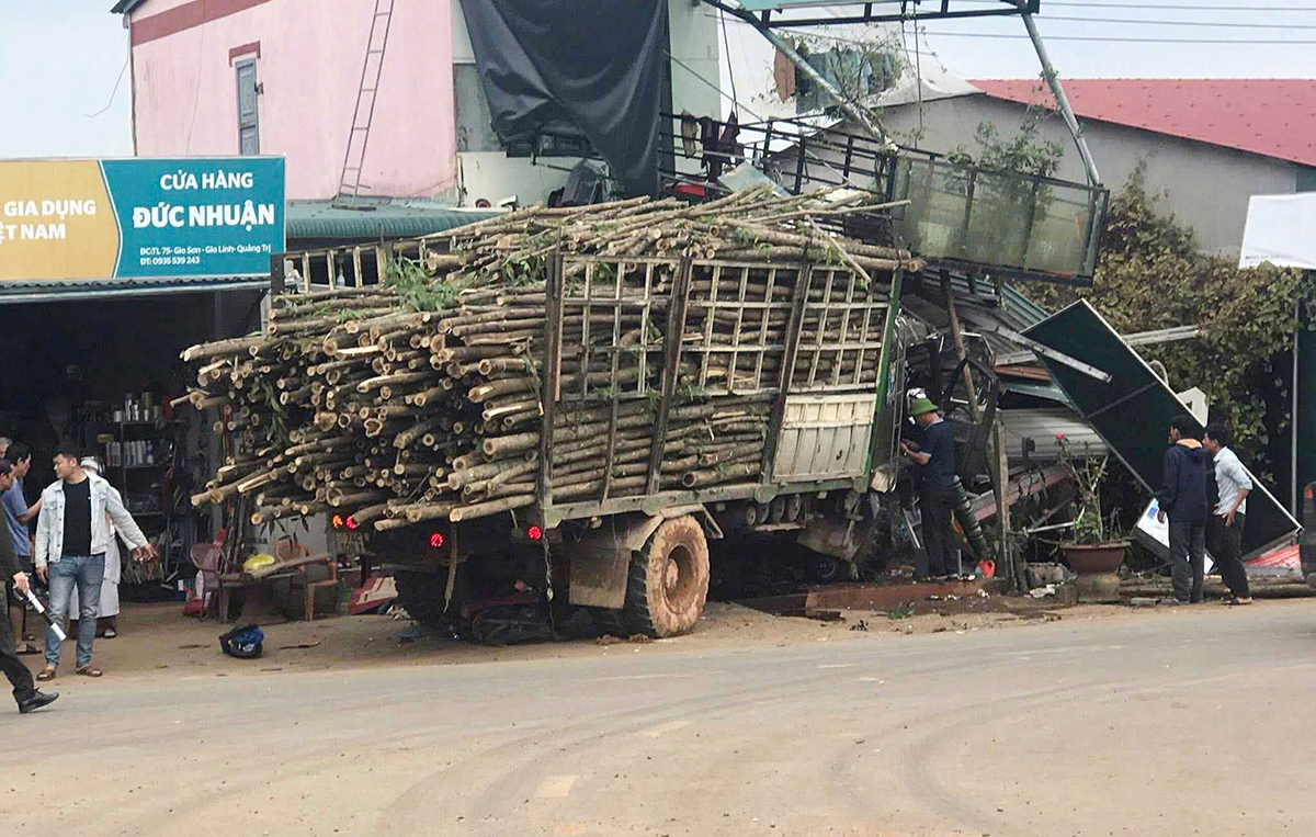 Xe tải tông sập nhà, một người tử vong