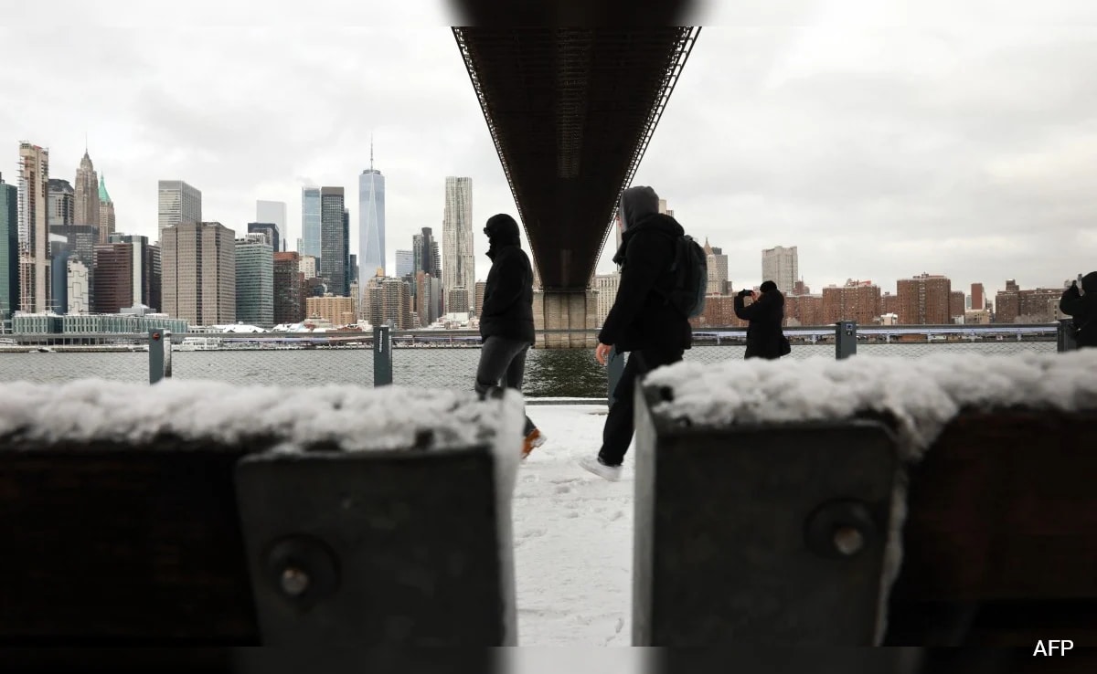 Winter storm snarls holiday travel across US Northeast, Great Lakes