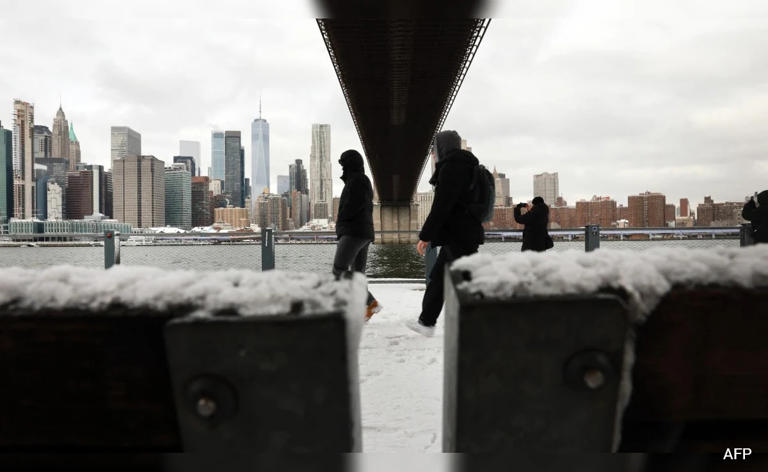 Winter storm snarls holiday travel across US Northeast, Great Lakes