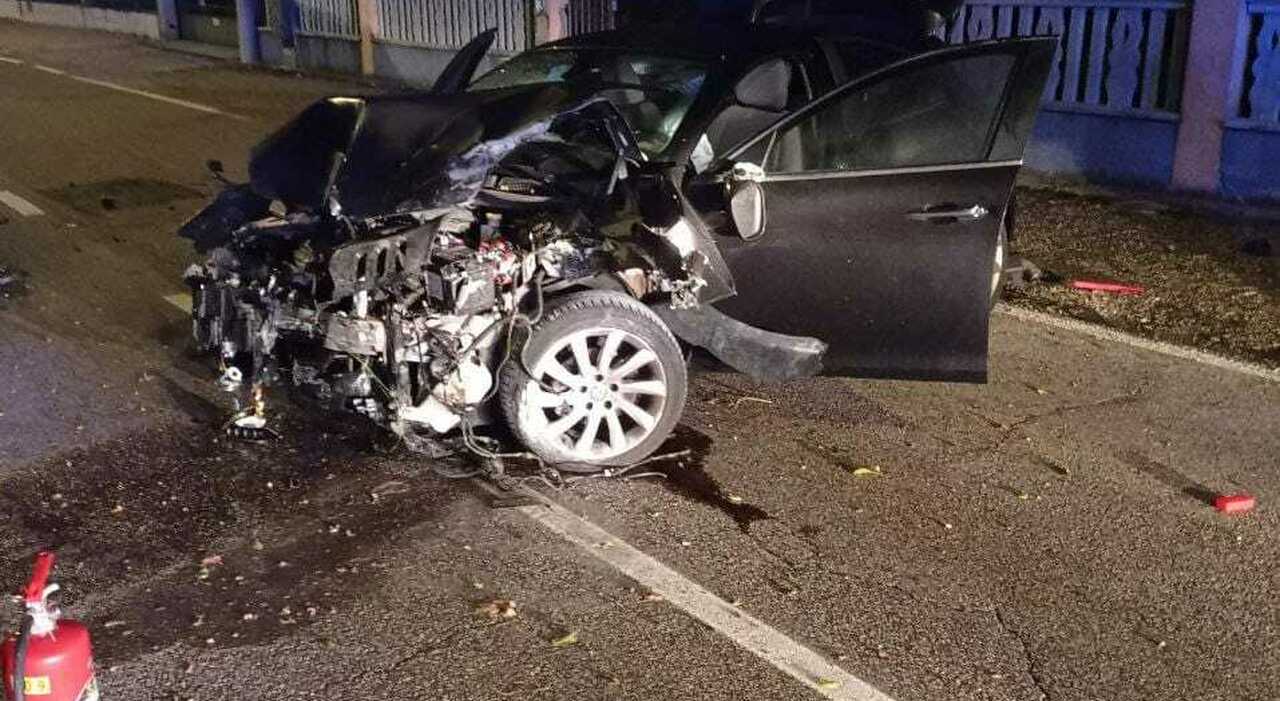 Auto con 5 giovani si schianta contro un muro nella notte: ferite due ...