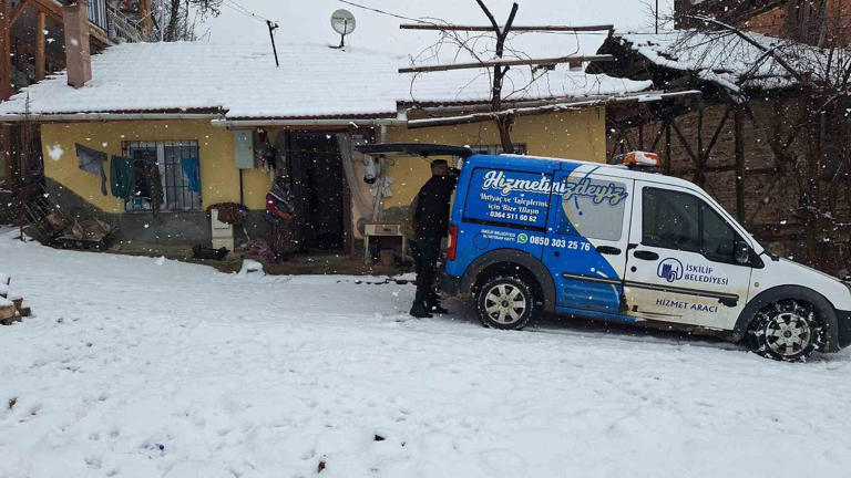 GECE-GÜNDÜZ DEMEDEN OĞLUNUN BAKIMINI ÜSTLENEN ANNE, AZMİYLE İLÇEDEKİ VATANDAŞLARA ÖRNEK OLUYOR. İSKİLİP BELEDİYESİ TARAFINDAN YEMEK İHTİYACI KARŞILANAN ANNE VE OĞLUNA KAYMAKAMLIK TARAFINDAN EV TEMİZLİĞİ DESTEĞİ SAĞLANIYOR.