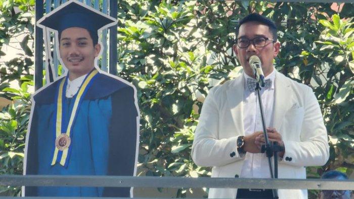 Gubernur Jawa Barat menghadiri prosesi wisuda di Fakultas Teknis Mesin Institut Teknologi Bandung (ITB), Kota Bandung, Jawa Barat, Sabtu (8/3/2023). Ia datang untuk mewakili dan mengambil ijazah mendiang putranya Emmeril Kahn Mumtadz. (TribunBatam.id via Kompas.com/Dendi Ramdhani)