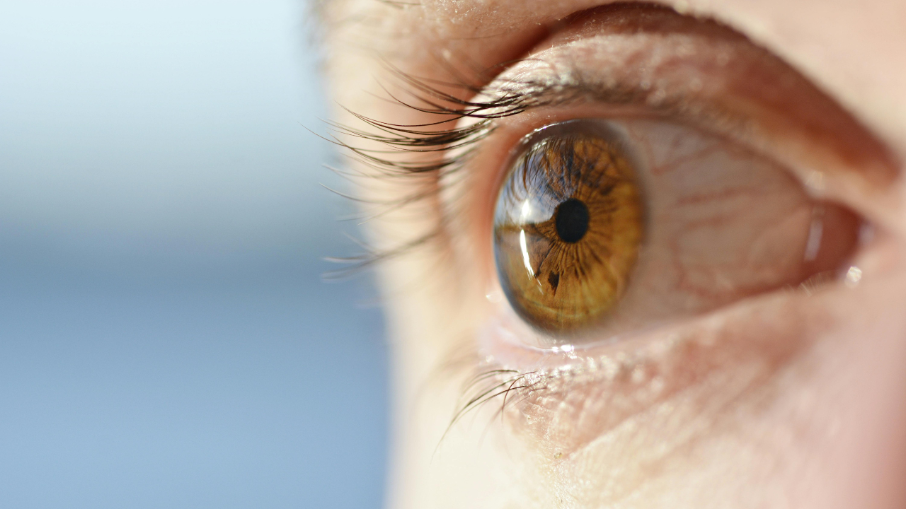4 simple exercises to refresh tired eyes and improve vision