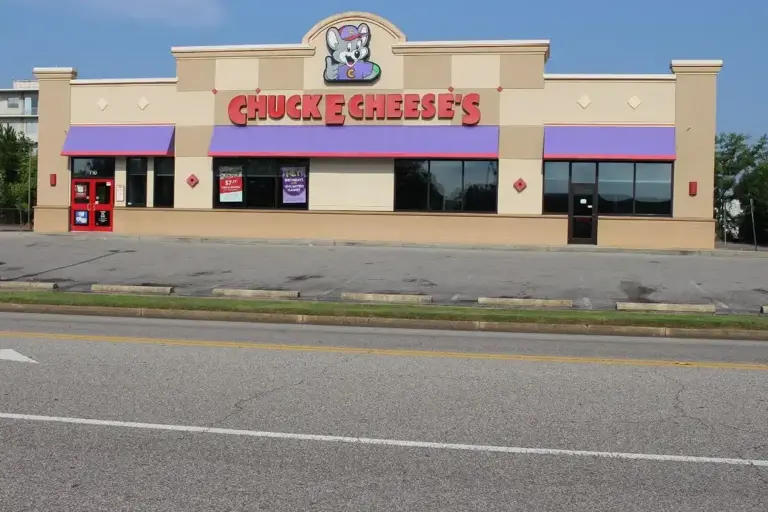 Chuck E Cheese menu prices with calories [updated 2026]