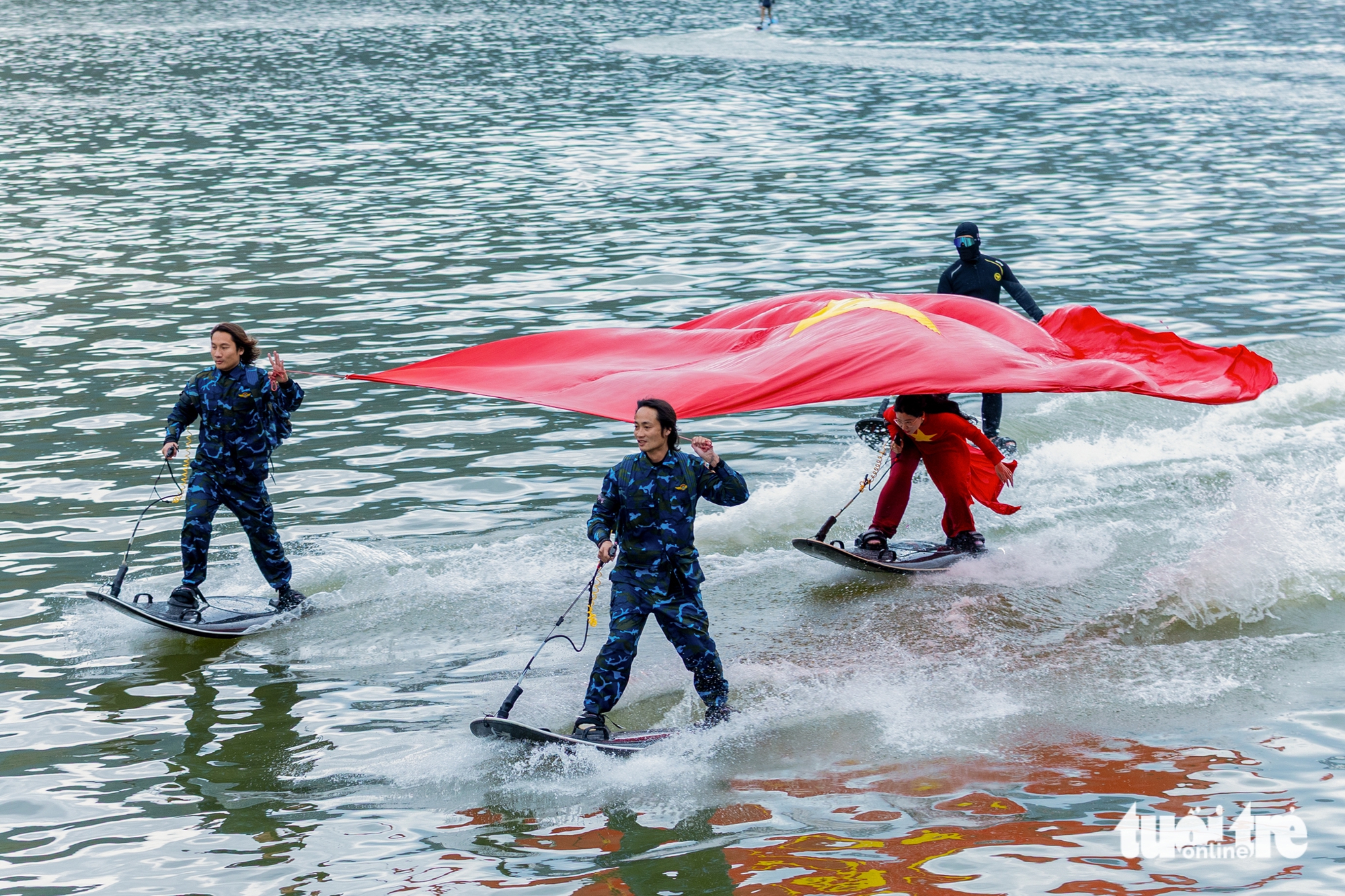Mãn nhãn với màn trình diễn ván phản lực kéo Quốc kỳ trên sông Đà