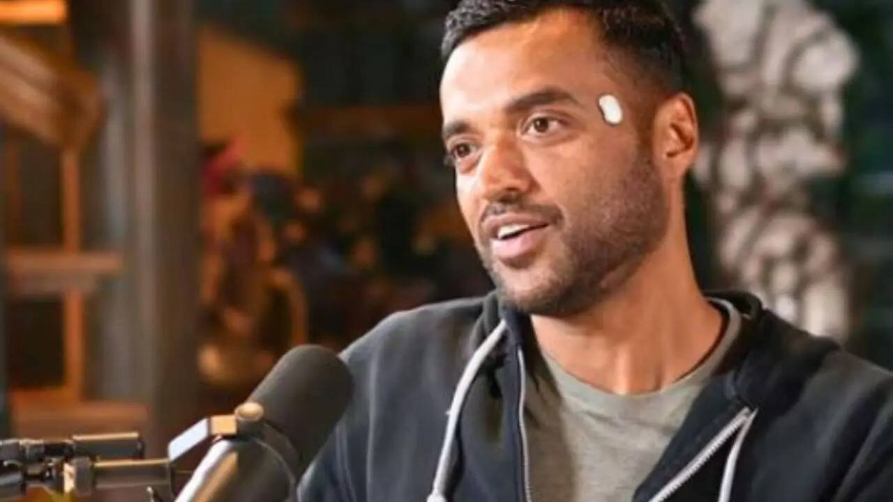 Doctor criticises 'temple' device worn by Zomato CEO Deepinder Goyal ...