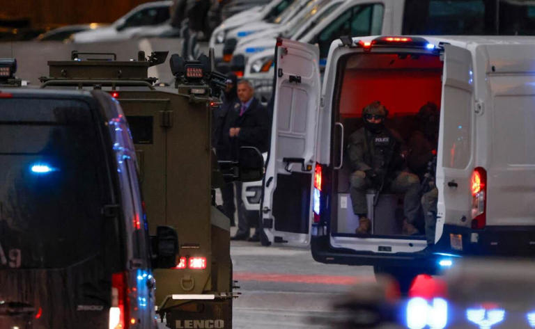 Agentes federales del orden avanzan delante de un vehículo blindado que transporta al presidente venezolano, Nicolás Maduro, y a su esposa, Cilia Flores, a su llegada al Tribunal Federal de Manhattan, el lunes 5 de enero de 2026, en Nueva York. Foto: AP