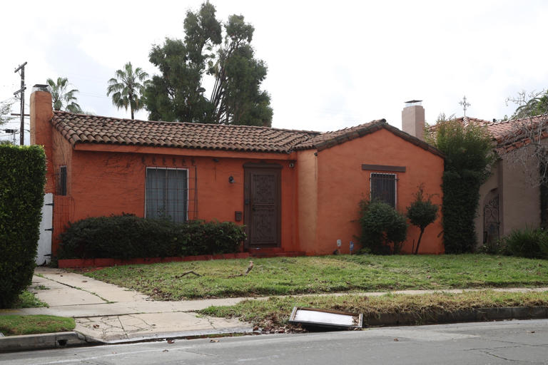 Mickey Rourke raising money to avoid eviction after falling behind $60K ...