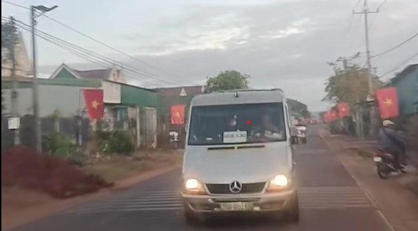 Từ vụ tranh giành khách, cảnh sát phát hiện tài xế không có bằng lái