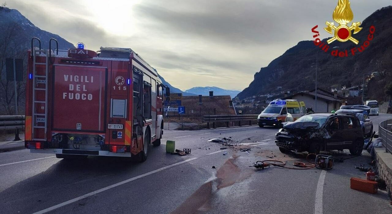 Incidente frontale tra tir e auto lungo la strada statale 51 ...