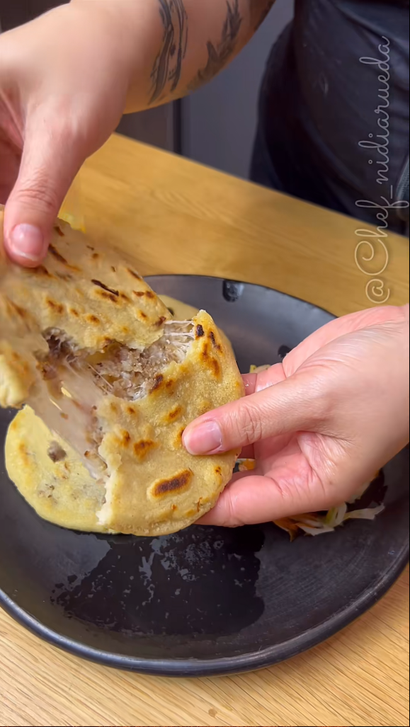Pupusas salvadoreñas rellenas de chicharrón