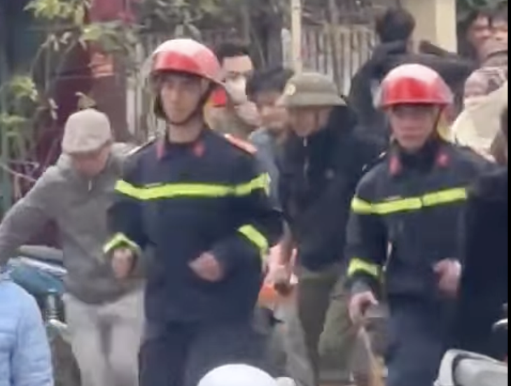 Nổ gây cháy ở Hà Nội, 3 người được đưa ra khỏi hiện trường