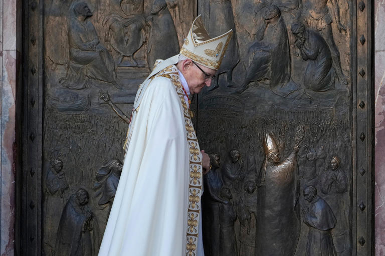 Holy Door closes to end Jubilee Year — and a year of historic Vatican ...