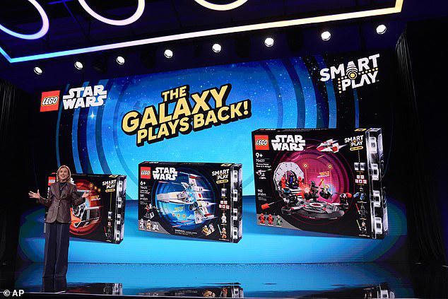 Директор по продукту и маркетингу Lego на сцене перед рекламой новых наборов Lego. Г-жа Голдин сказала: «LEGO SMART Play™ — это следующая захватывающая глава в нашей системе LEGO In Play, и мы очень рады представить это миру в таком масштабе»