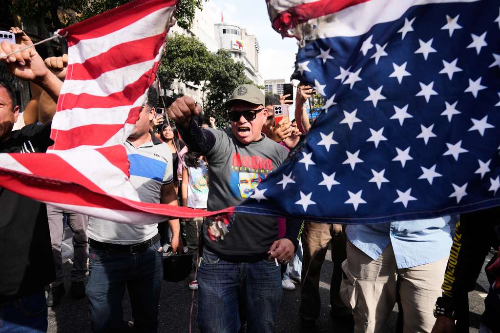 Photos show people reacting to the US capture of Venezuelan President ...