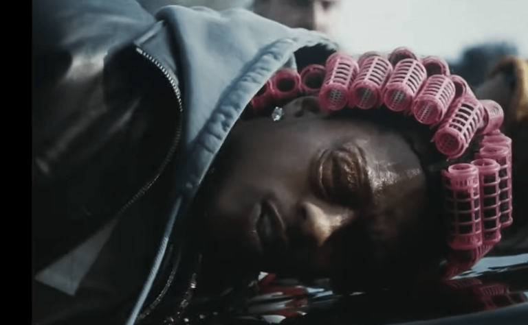 A$AP Rocky canta con el globo ocular, Winona Ryder luce una camiseta de Beavis and Butthead en el nuevo y surrealista video de «Punk Rocky».