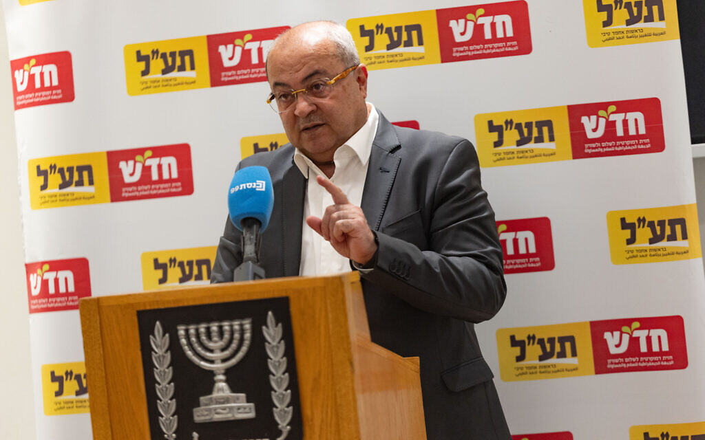 Police demand Arab MK apologize for insulting force’s spokesman on air