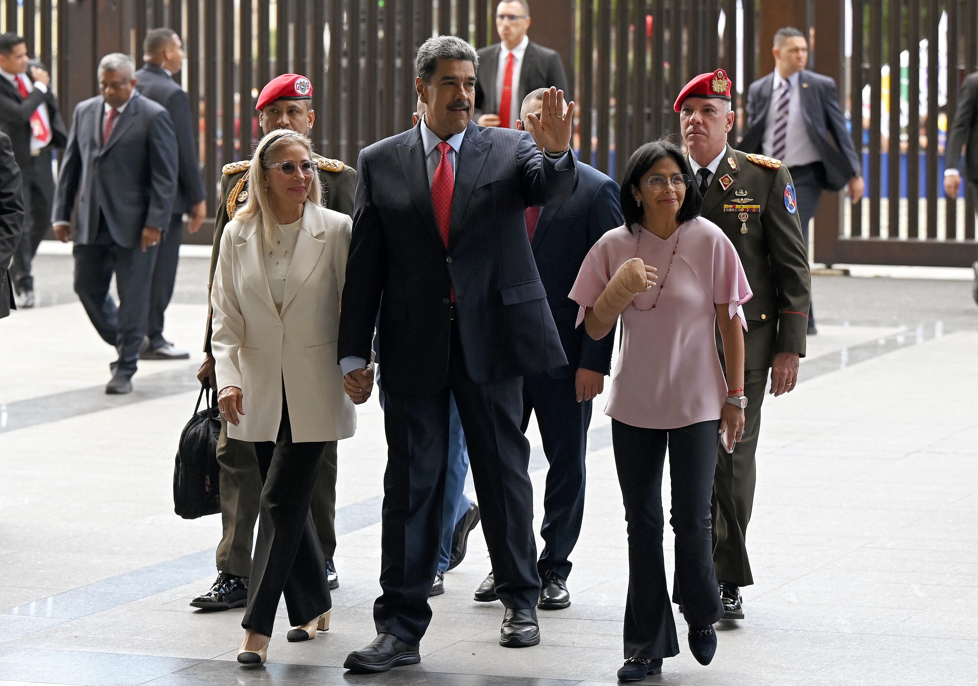 Tổng thống Venezuela khi đó là Nicolas Maduro, cùng với phu nhân Cilia Flores, (trái) và Phó Tổng thống Delcy Rodriguez (phải), đến Tòa án Công lý Tối cao Venezuela ở Caracas, ngày 31 tháng 7 năm 2024. / Tín dụng: FEDERICO PARRA / AFP / Getty