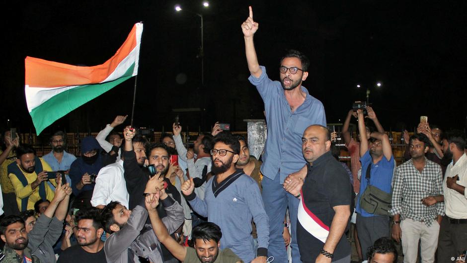 Умар Халид (стоящий в центре кадра, рука высоко) когда-то был лидером студенческого союза в Университете Джавахарлала Неру (JNU)