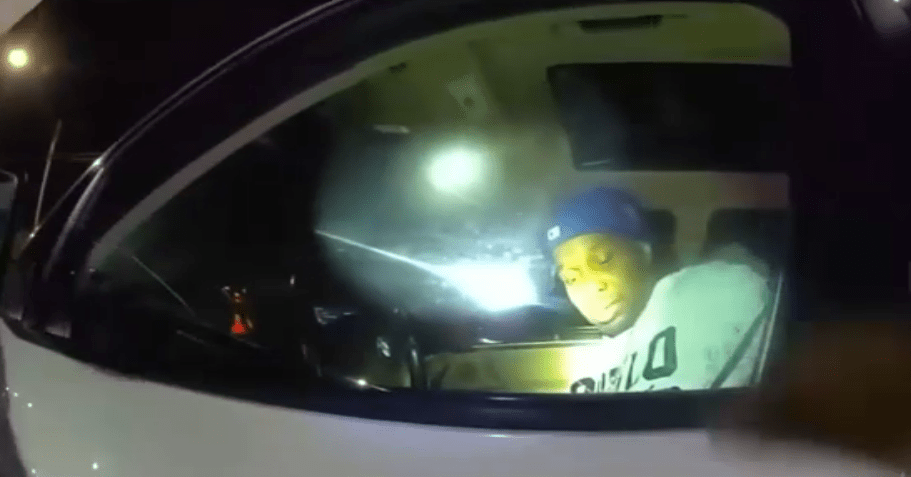 Conductor choca patrulla policial y huye de la escena en Tampa