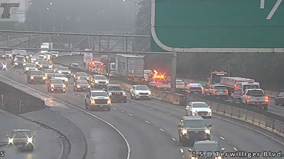 Crash partially blocks I-5 southbound at Terwilliger Boulevard