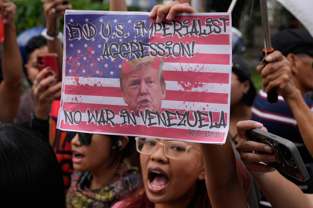 Photos show people reacting to the US capture of Venezuelan President ...