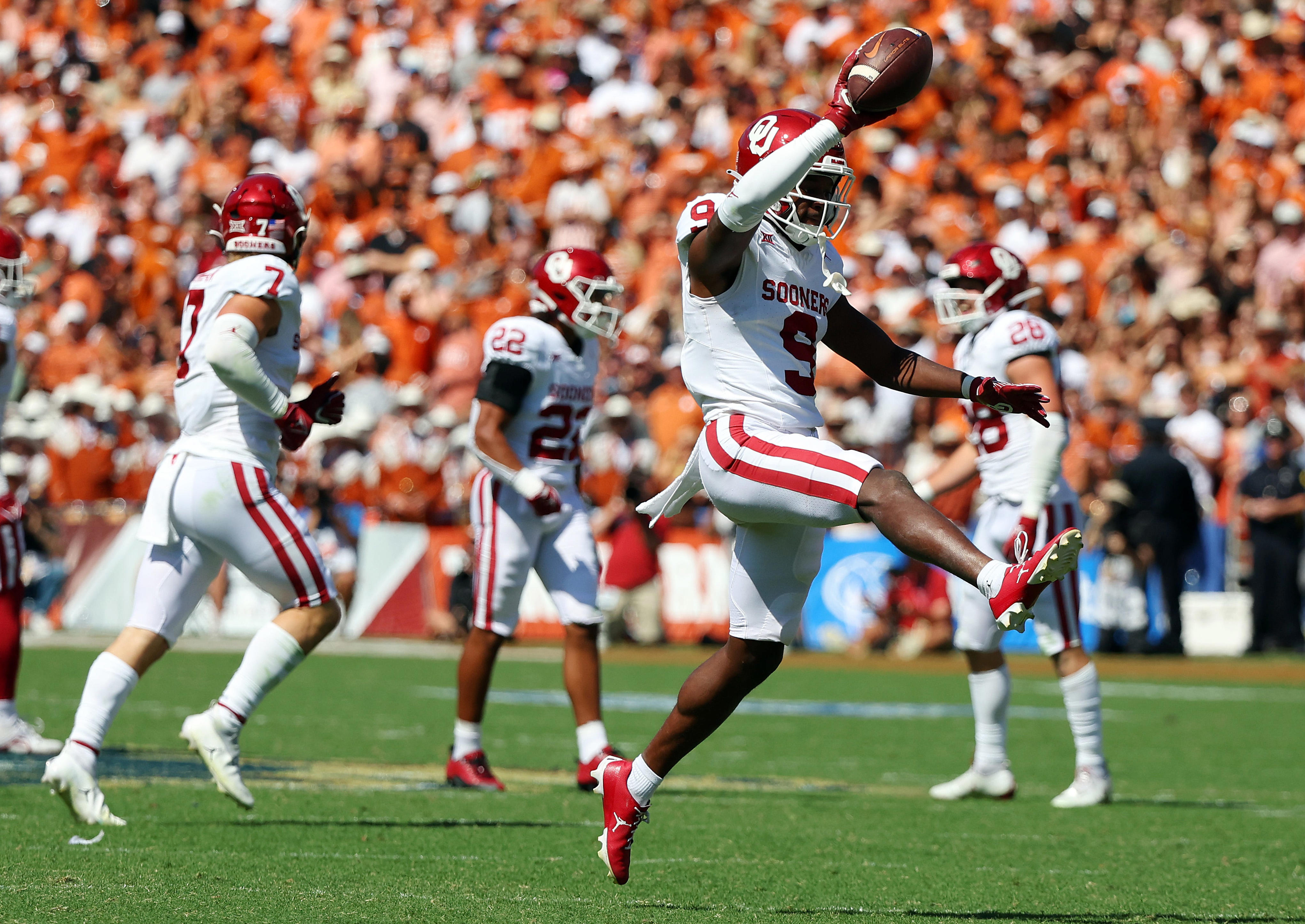 Gentry Williams #9 of the Oklahoma Sooners celebrates after a recovered fumble against the Texas Longhorns. (Photo by Richard Rodriguez/Getty Images)
