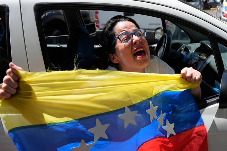 Photos show people reacting to the US capture of Venezuelan President ...