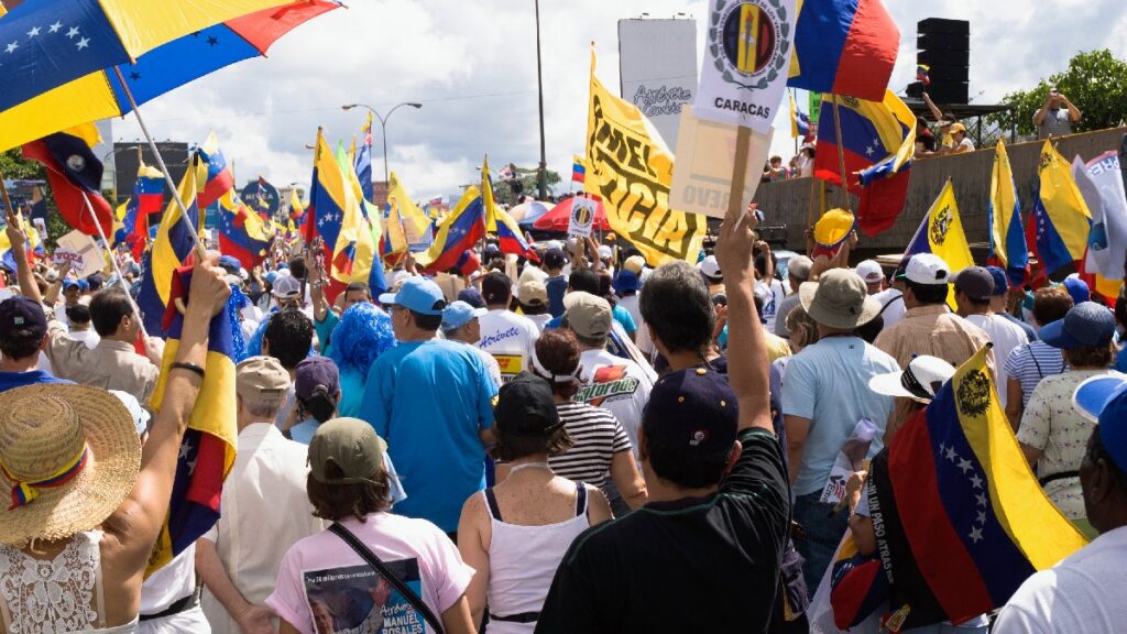 Simpatizantes de Maduro marchan en Caracas para exigir su liberación