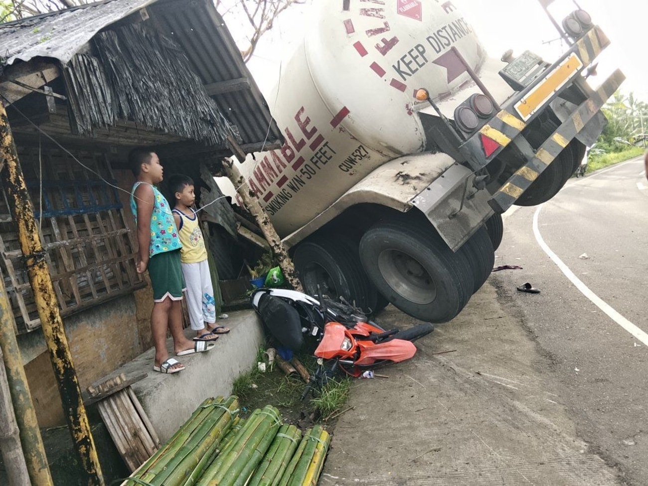 1 dead, 4 hurt as trailer truck hits 2 motorcycles, house in Samar